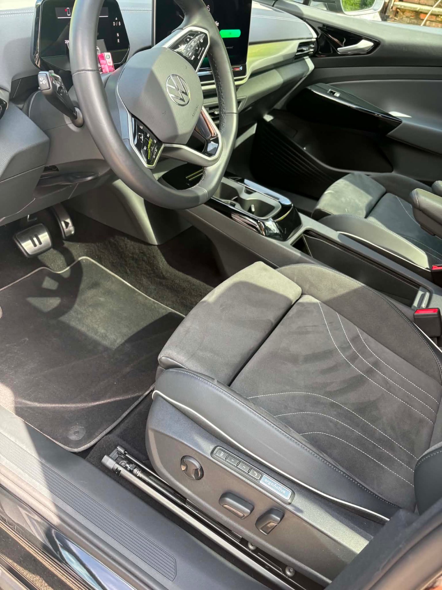 Intérieur de la même voiture après nettoyage complet : sièges et tapis remis à neuf