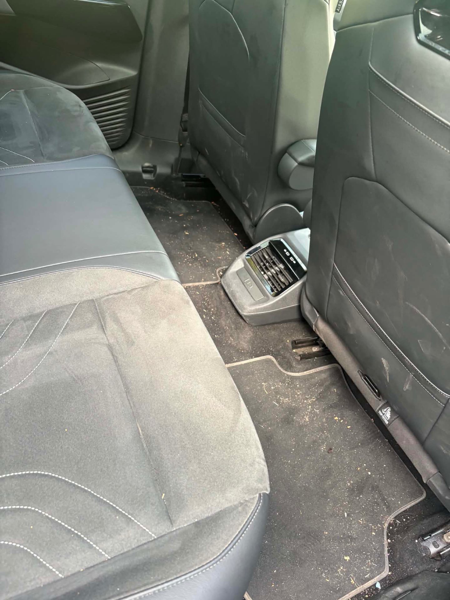 Intérieur d'une voiture de société avant nettoyage : tapis et moquette encrassés